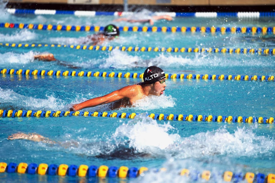 Vue aérienne d'une piscine municipale de Castelnau-le-Lez avec bassin Olympic et espaces verts